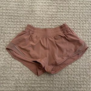 lululemon size 4 hotty hots in brier rose